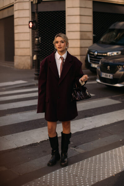 Kobieta w biker boots.