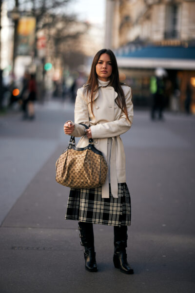 Kobieta w biker boots.