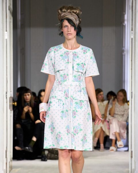 Romantyczna klasa w stylu retro z pokazu Ashley Williams: modelka w sukience z uroczym, kwiatowym printem. Inspiracja do stworzenia kobiecego, vintage'owego looku idealnego dla kobiet ceniących nostalgię i delikatność.