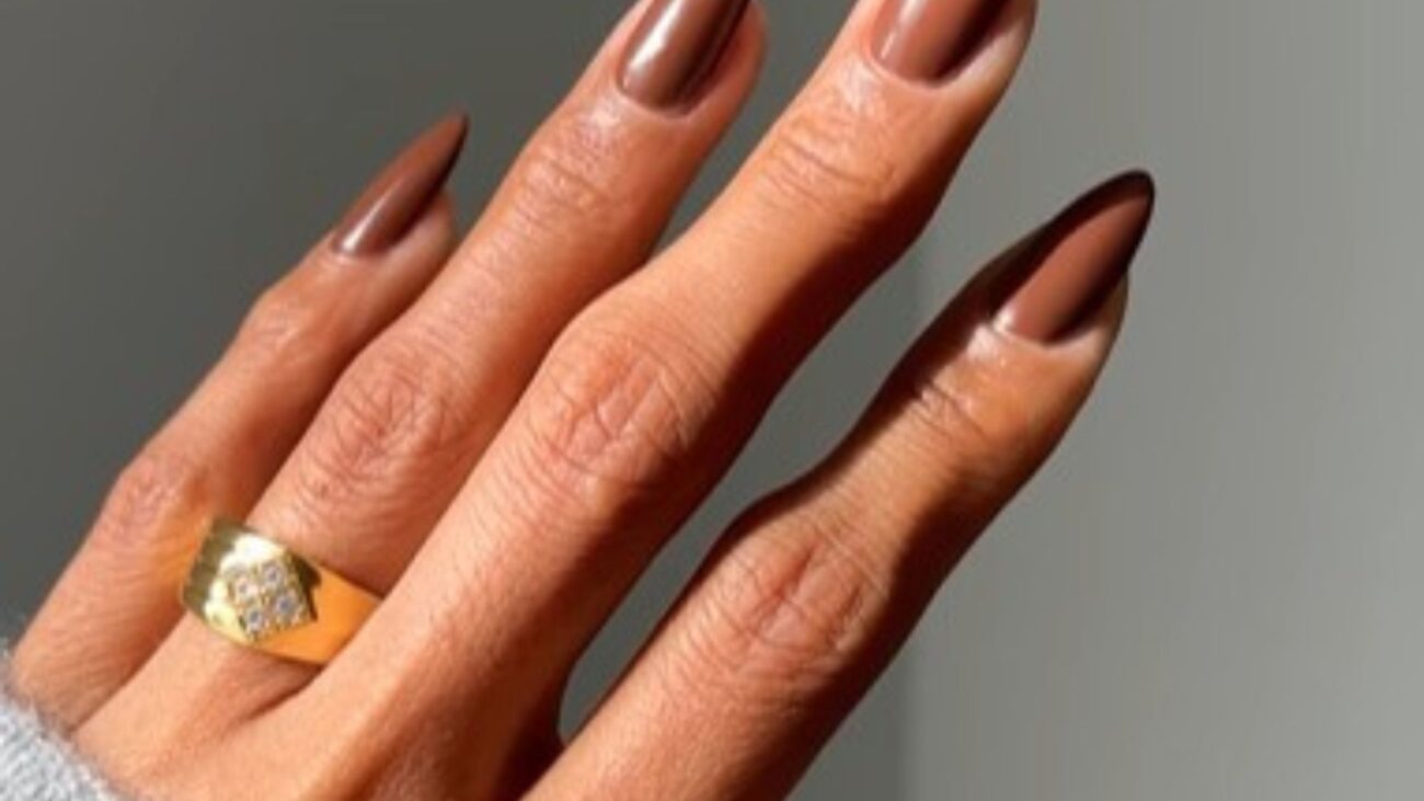 Nowy trend manicure na jesień 2025: chai latte to wyjątkowo przytulna stylizacja