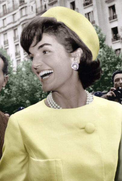 Jackie Kennedy w kreacji Alaskine stworzonej przez Olega Cassiniego, pillbox hat zaprojektowany przez Roy'a Halstona /fot. Bridgeman Images – RDA / Forum