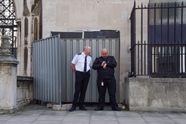 Nowy Banksy przykryty przy The Royal Courts w Londynie /fot. Forum