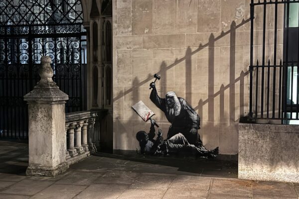 Nowy Banksy przykryty przy The Royal Courts w Londynie /fot. Forum