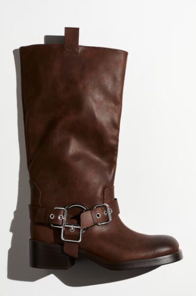 Brązowe biker boots.