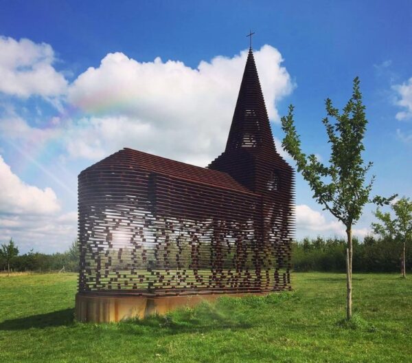 Instalacja artystyczna w Belgi - przezroczysty kościół.