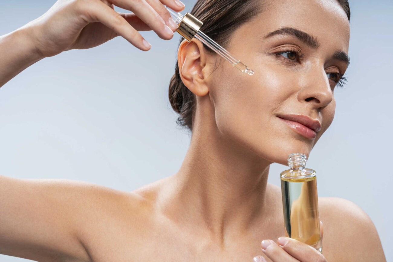 Jaką rolę pełni w pielęgnacji skóry serum? Czym kierować się w jego wyborze?