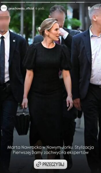 Marta Nawrocka w ciemnej sukience. W tle ochroniarze. 