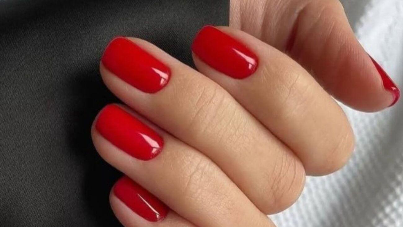 Elegancja w kolorze jarzębiny – manicure, który odmieni wrześniowy look