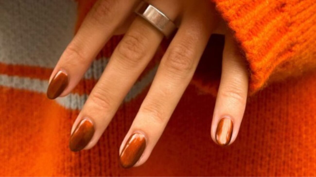 Kasztanowy manicure to propozycja, którą pokochają miłośniczki jesieni i najświeższych trendów