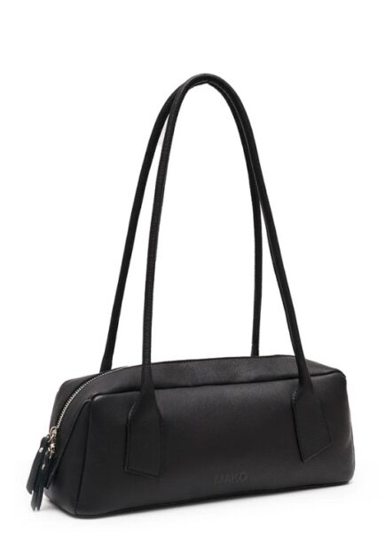 Czarna torebka typu bowling bag. 