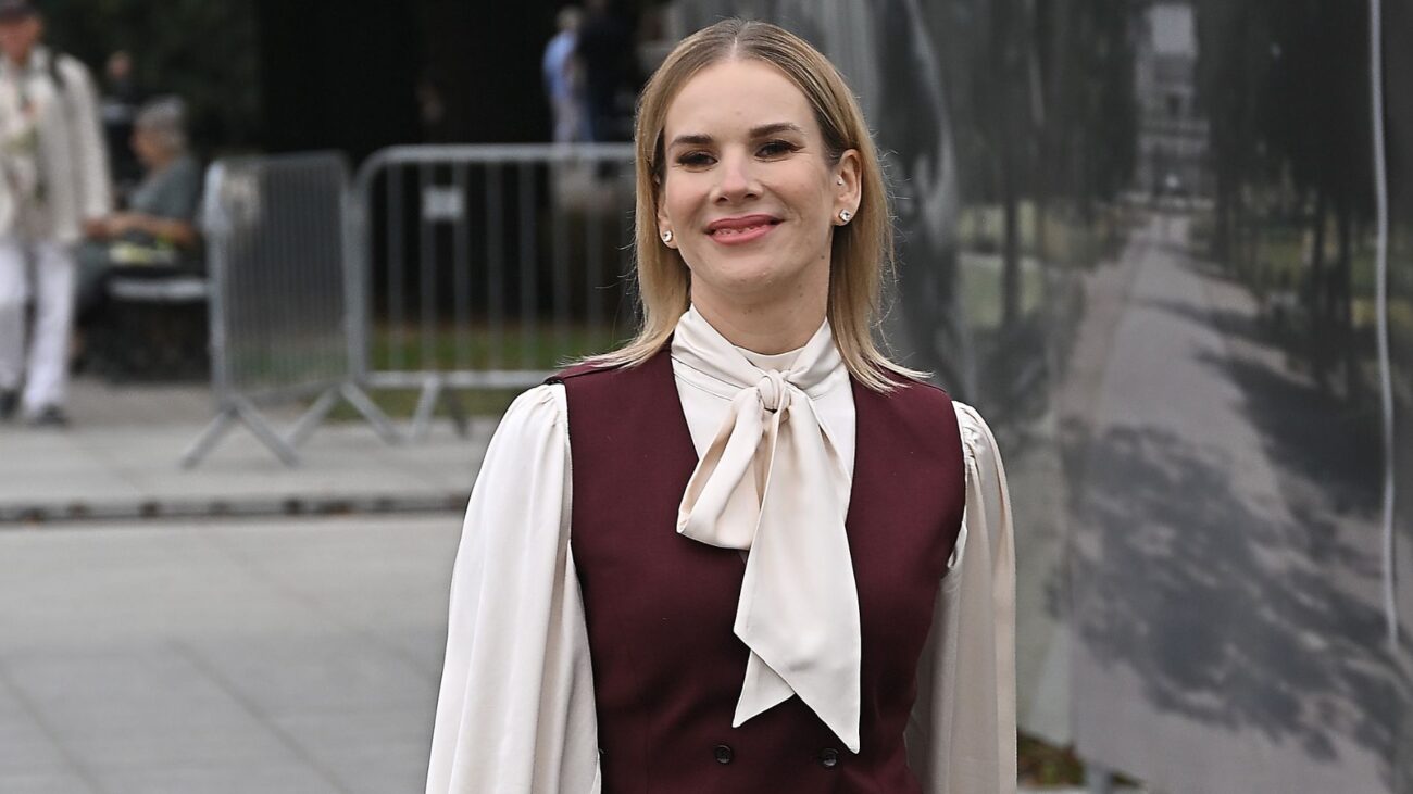 Marta Nawrocka w najmodniejszej koszuli jesieni 2025. Taki sam model znajdziesz w szafie księżnej Kate