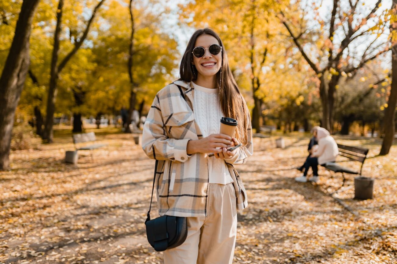 Moda damska na jesień – stylowe pomysły na codzienne stylizacje