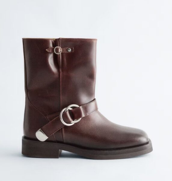 Brązowe biker boots.