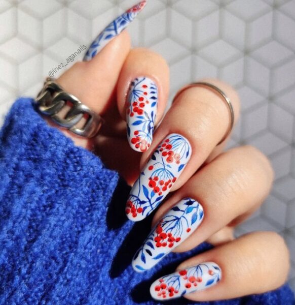 Jarzębinowy manicure.