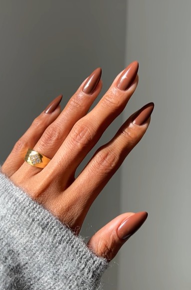Nowy trend manicure na jesień 2025: chai latte to wyjątkowo przytulna stylizacja