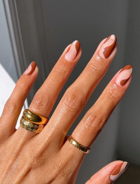 Kasztanowy manicure to propozycja, którą pokochają miłośniczki jesieni i najświeższych trendów