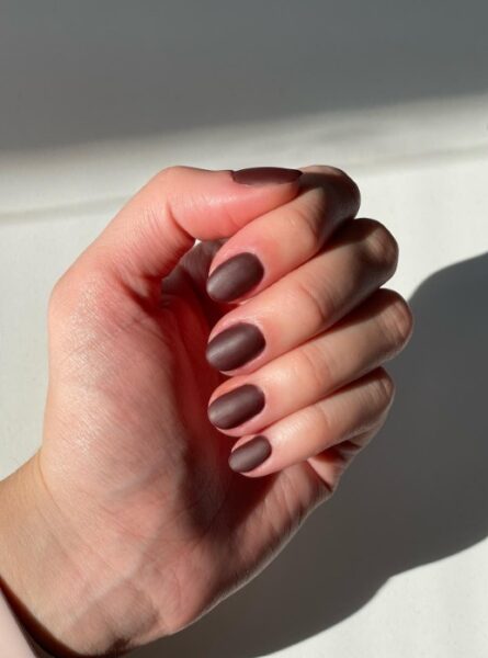Kasztanowy manicure. 