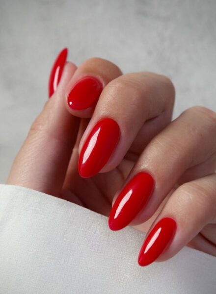 Elegancja w kolorze jarzębiny – manicure, który odmieni wrześniowy look