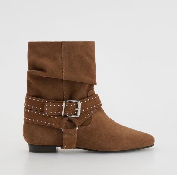 Karmelowe biker boots.