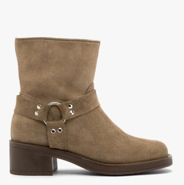 Beżowe biker boots.