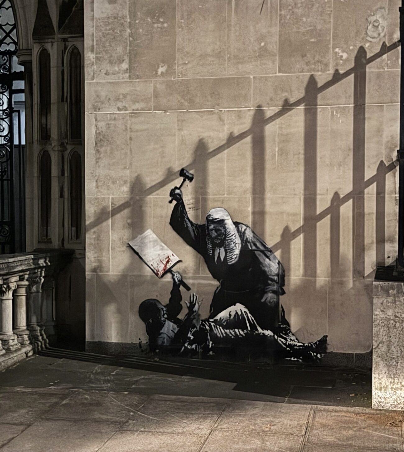 Nowe dzieło Banksy’ego zostało zasłonięte po niespełna 24 godzinach