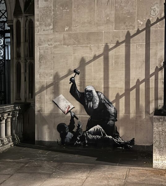 Nowe dzieło Banksy’ego zostało zasłonięte po niespełna 24 godzinach