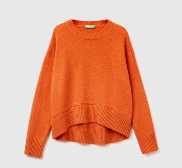 Pomarańczowy sweter. 