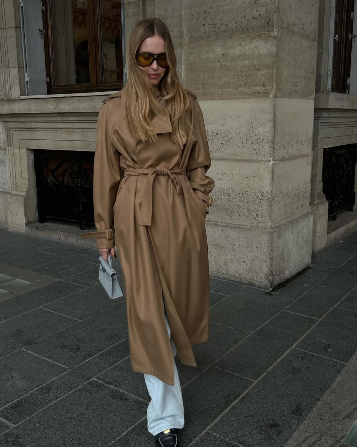 Jak stylizować trench jesienią 2025? Trendy, fasony i pomysły na stylizacje z trenczem