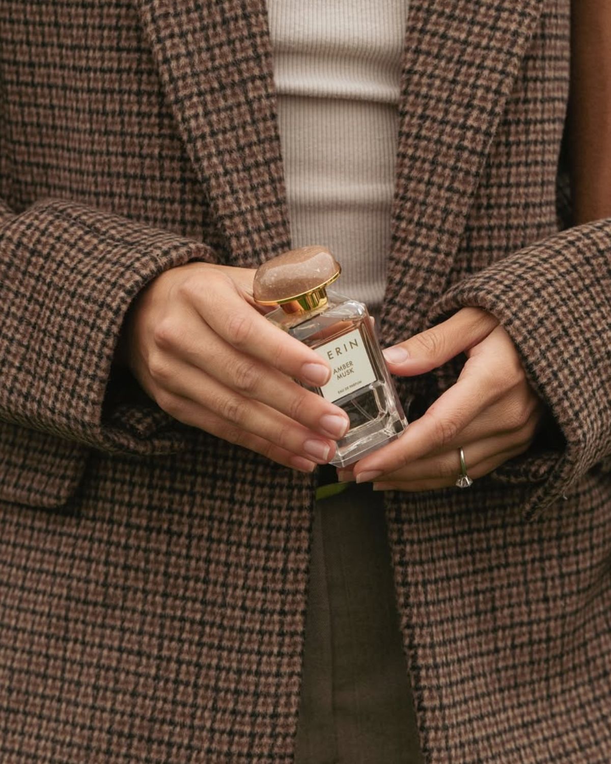 Karmelowe perfumy 2025 – najpiękniejsze zapachy z nutą słodyczy i elegancji na jesień