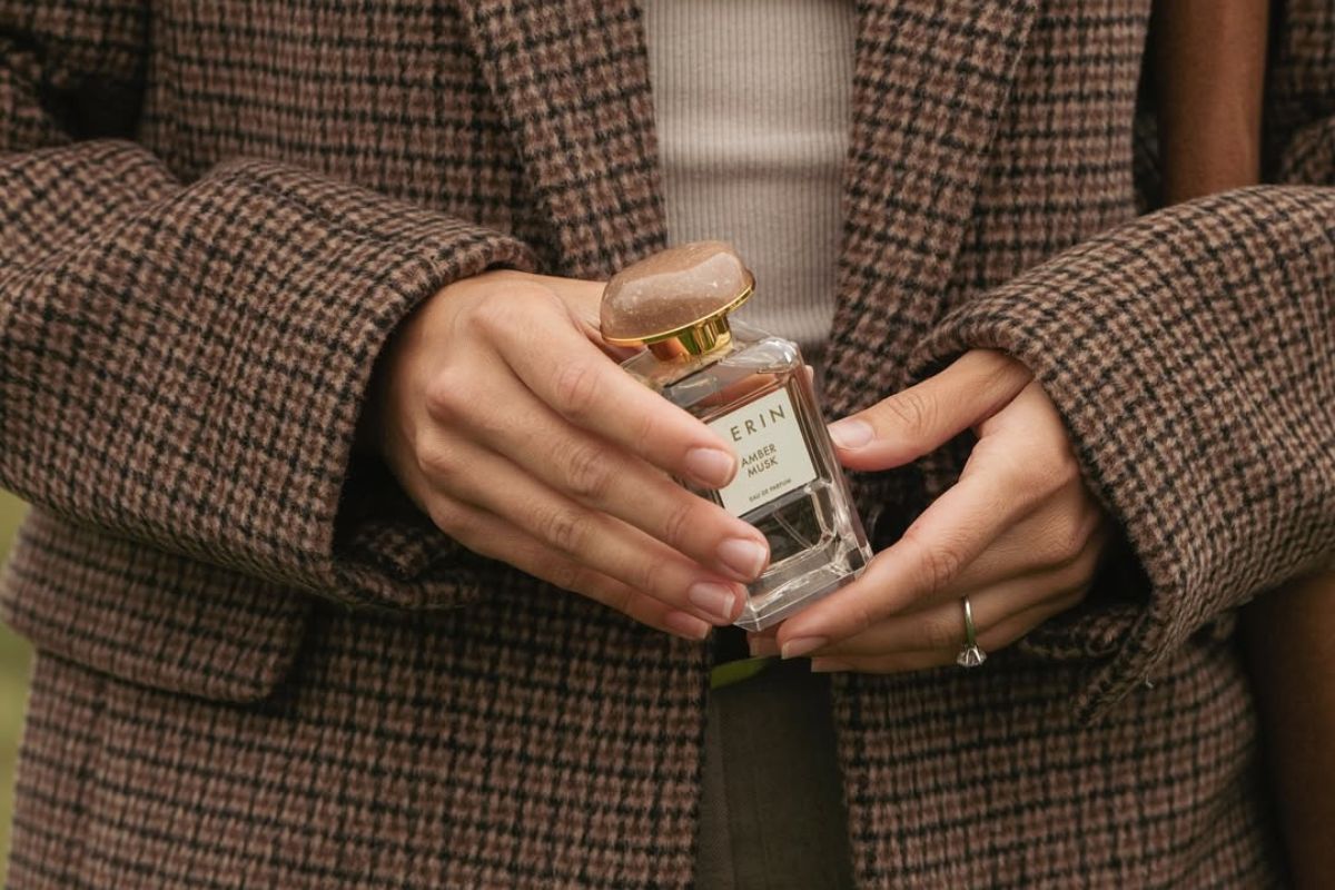 Karmelowe perfumy 2025 – najpiękniejsze zapachy z nutą słodyczy i elegancji na jesień