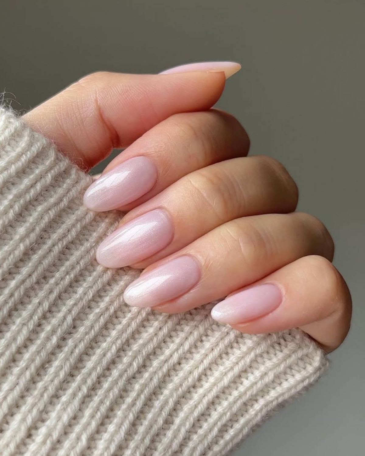 Manicure na lata 90. – nieoczekiwany powrót w 2025 roku. Najgorętsze stylizacje sezonu
