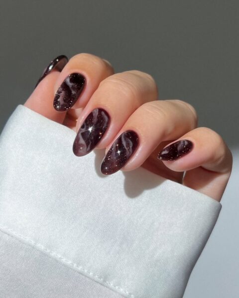 Manicure w jesiennych odcieniach 2025 – w tych 9 kolorach zbudujesz swój elegancki styl