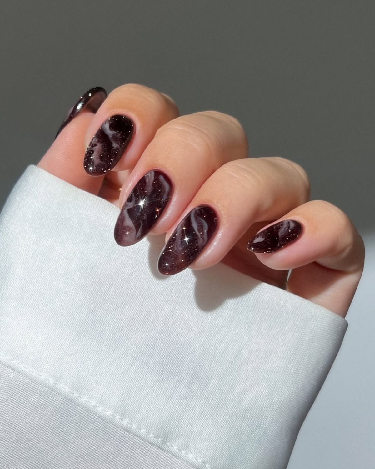 Manicure w jesiennych odcieniach 2025 – w tych 9 kolorach zbudujesz swój elegancki styl