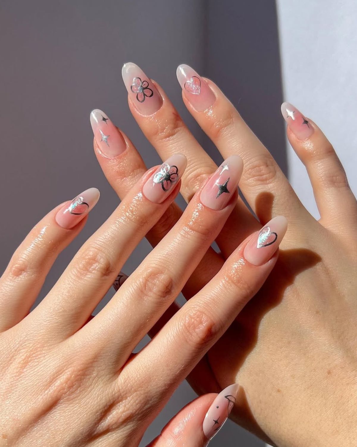 Manicure w klimacie lat 2000 – najgorętszy trend 2025, czyli współczesne wersje kultowych stylizacji Y2K