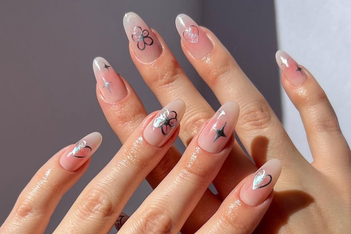 Manicure w klimacie lat 2000 – najgorętszy trend 2025, czyli współczesne wersje kultowych stylizacji Y2K
