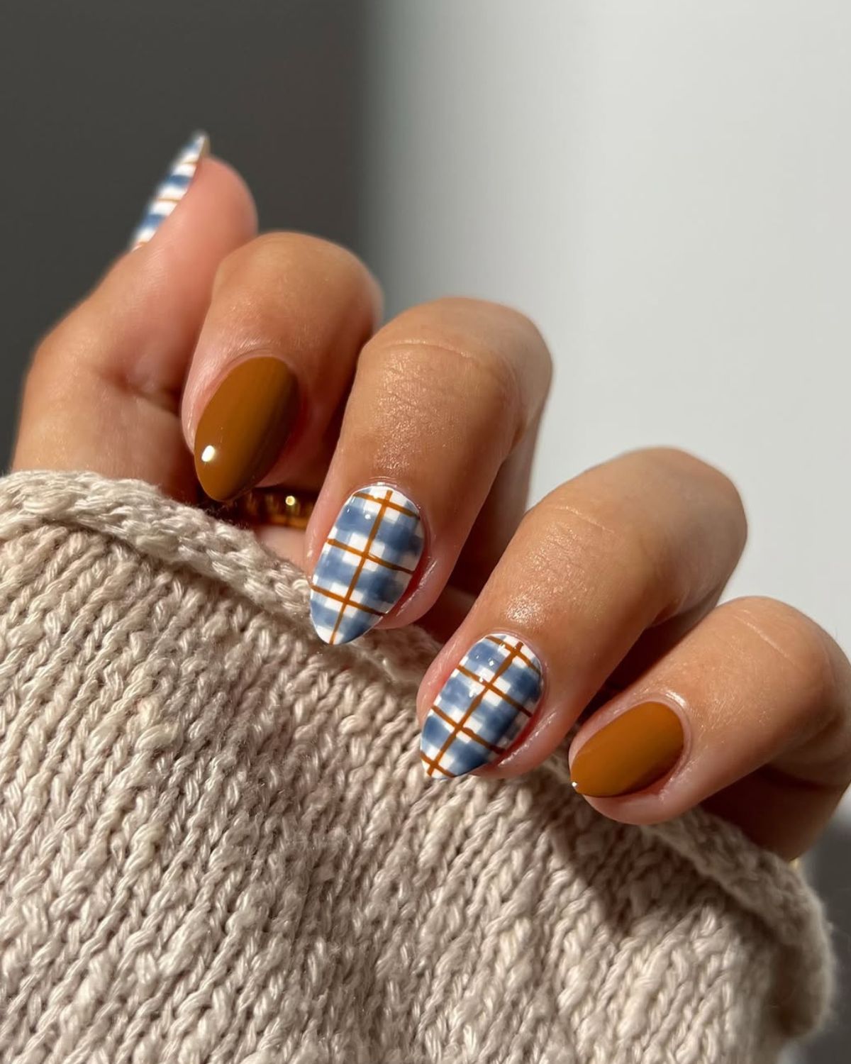 Manicure w kratkę – najmodniejszy trend, który łączy modę i urodę sezonu jesiennego 2025