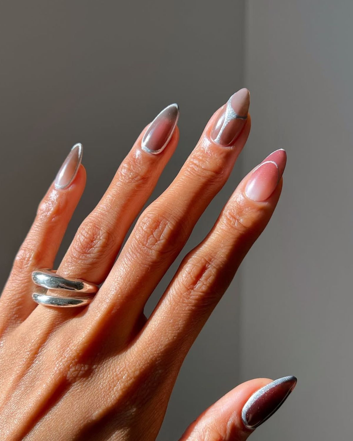 Paznokcie na sezon Skorpiona 2025 – manicure pełen astrologicznej estetyki i energii
