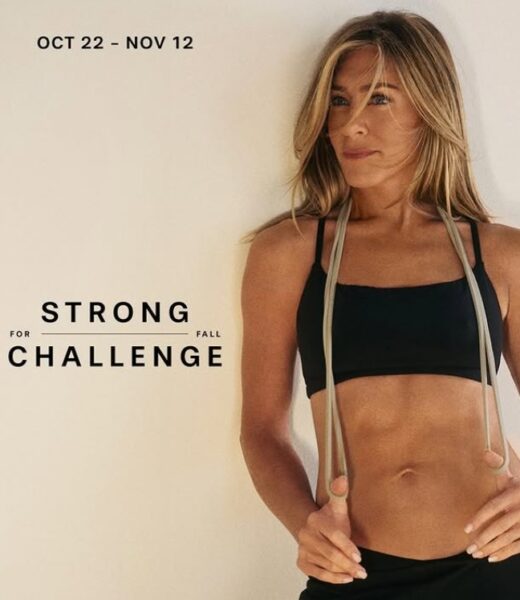 Jennifer Aniston w czarnym topie sportowym i ze skakanką w ręce.