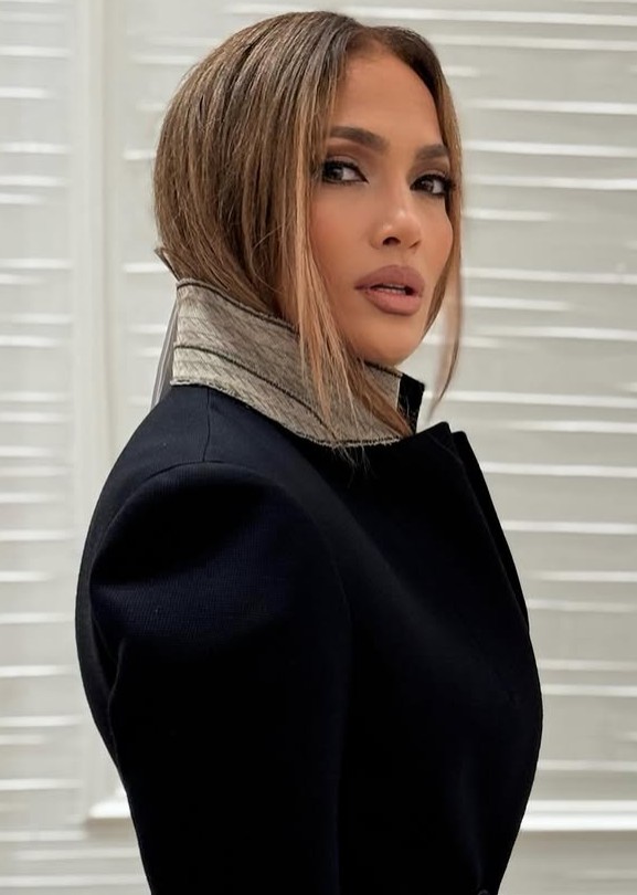 W tych dwóch styliacjach Jennifer Lopez mogłabyś przejść całą jesień