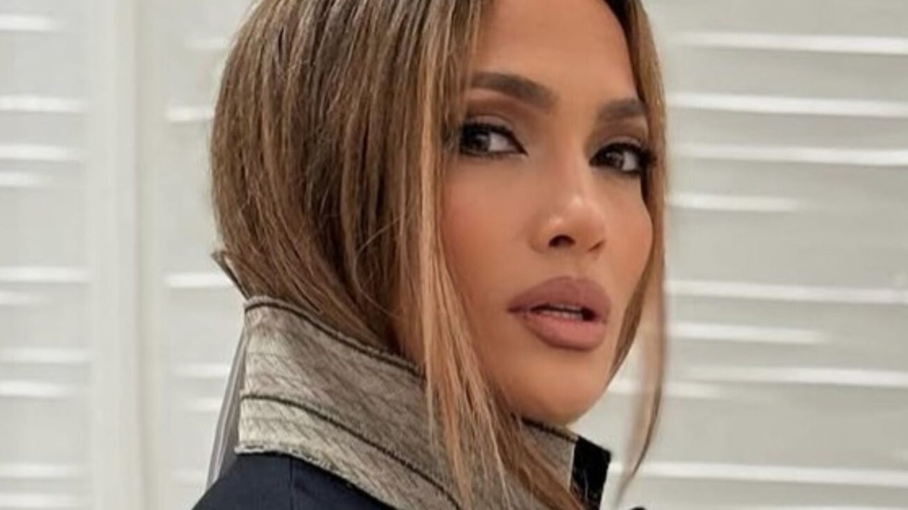 W tych dwóch styliacjach Jennifer Lopez mogłabyś przejść całą jesień