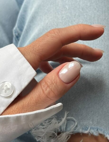 Jasny manicure.