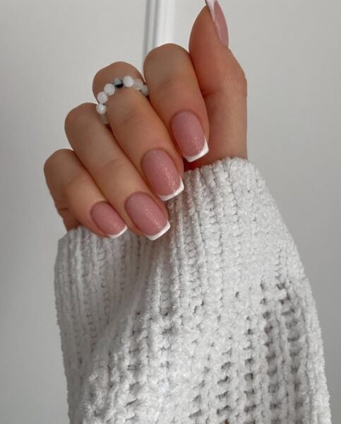 Jasny manicure.