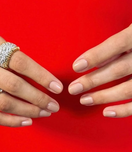 Nowy trend manicure na jesień 2025: toasted nails to połączenie klasyki z nowoczesnością