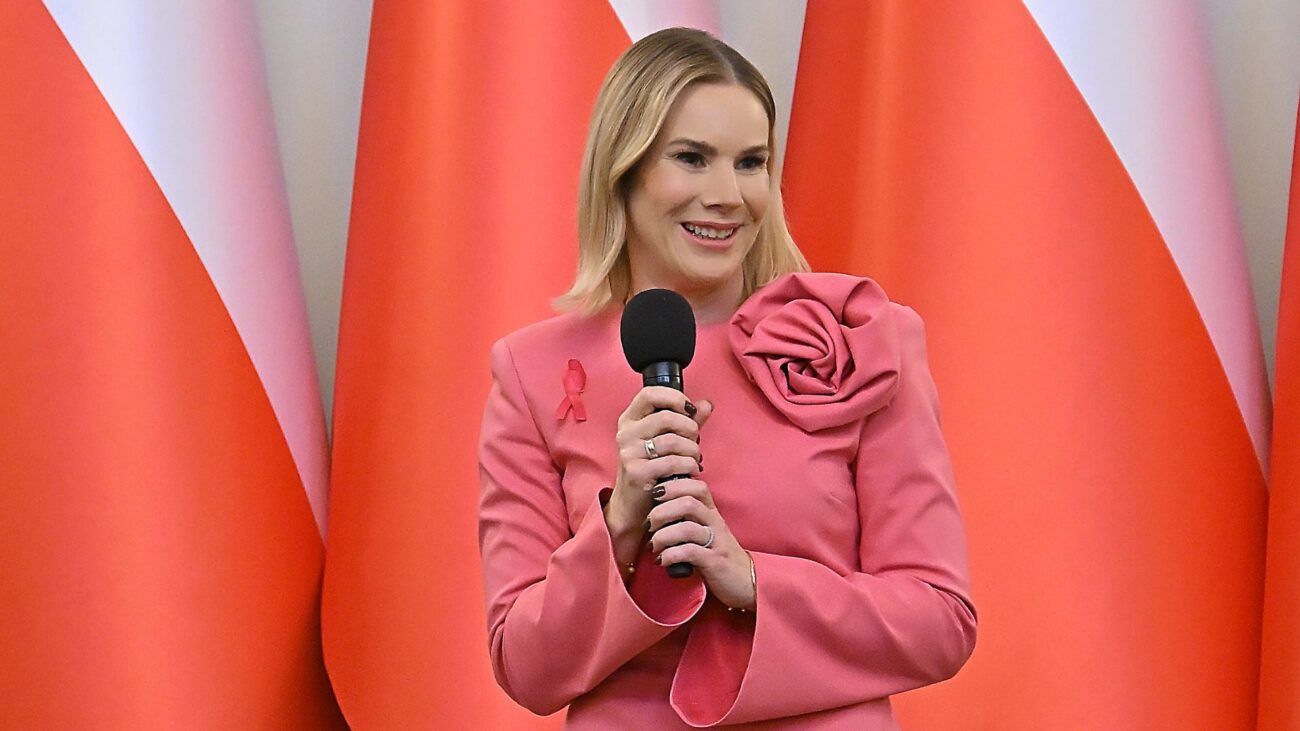 Marta Nawrocka w różowym total looku zwraca uwagę na ważny temat