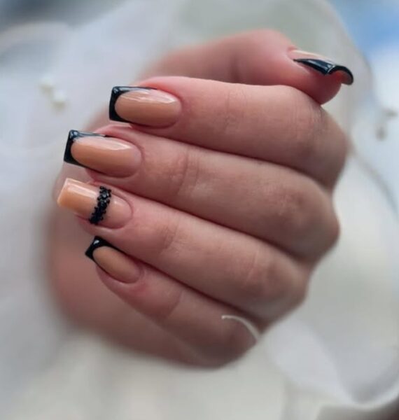 Czarny manicure francuski.