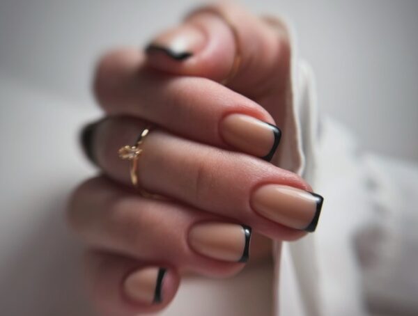 Czarny french manicure.