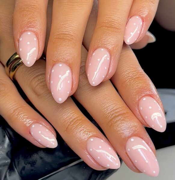 Jasny manicure.