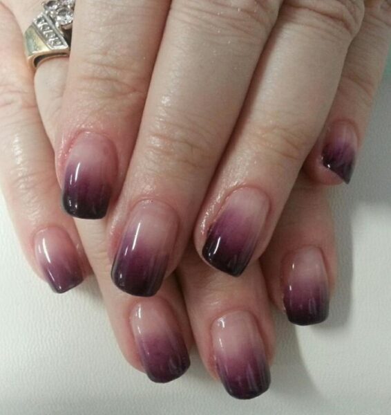 Bakłażanowy manicure.