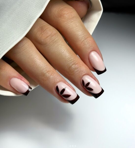 Czarny french manicure.