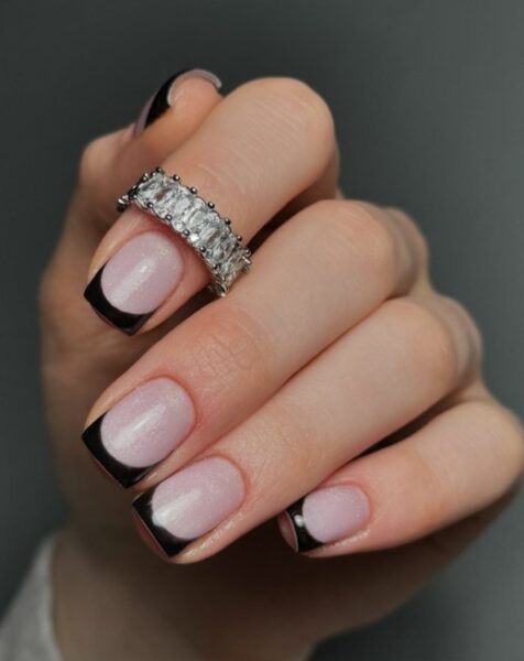Czarny french manicure.